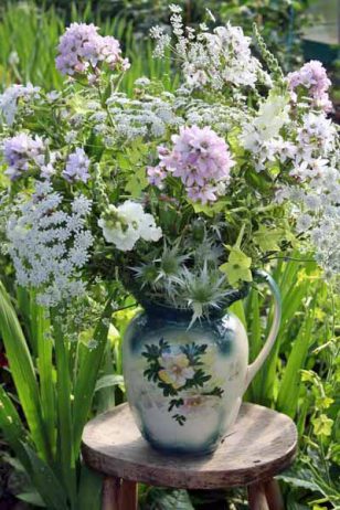 Wash stand jug arrangement